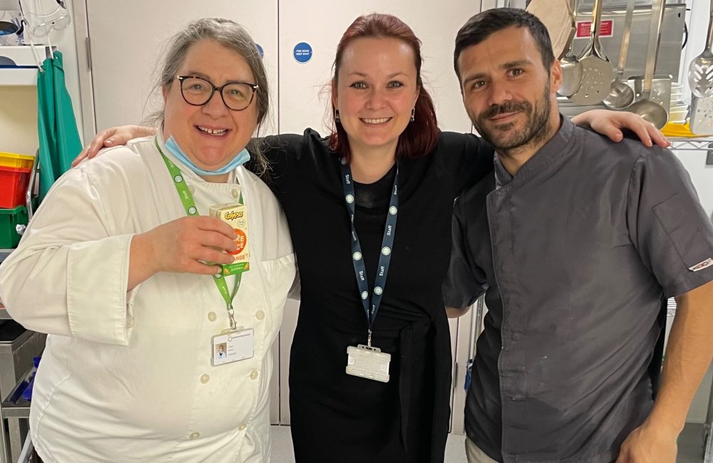 Jana Gocova and Kisharon Noé School kitchen staff