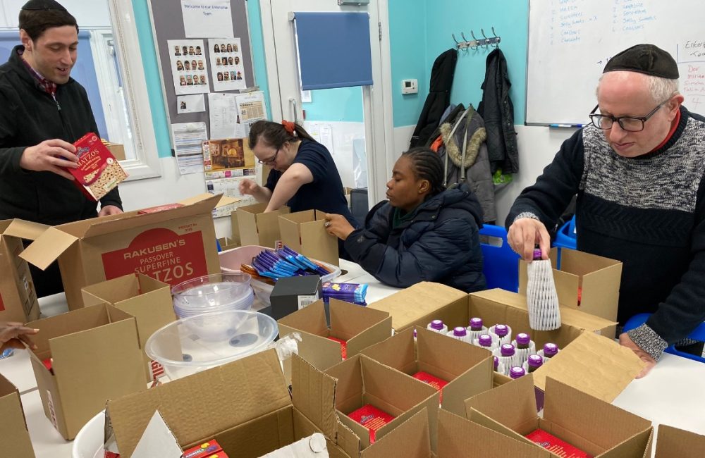 website Packing pesach boxes for army